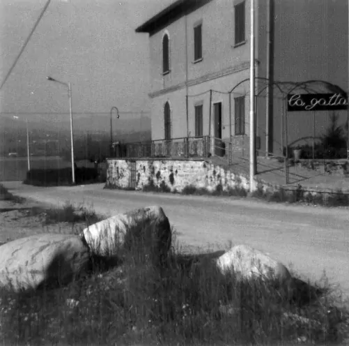 I tre massi erratici posizionati temporaneamente lungo la strada. (Foto di Paolo Baretti)